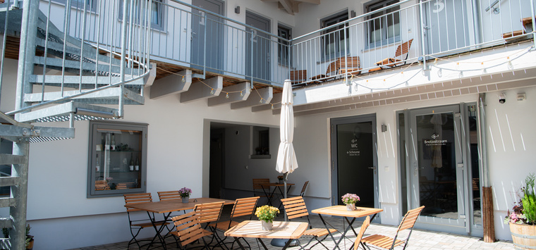 MainLandhaus_Norheim__Innenhof.jpg